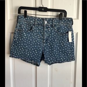 Anthropologie Pilcro denim shorts with Daisy print. Size 29
